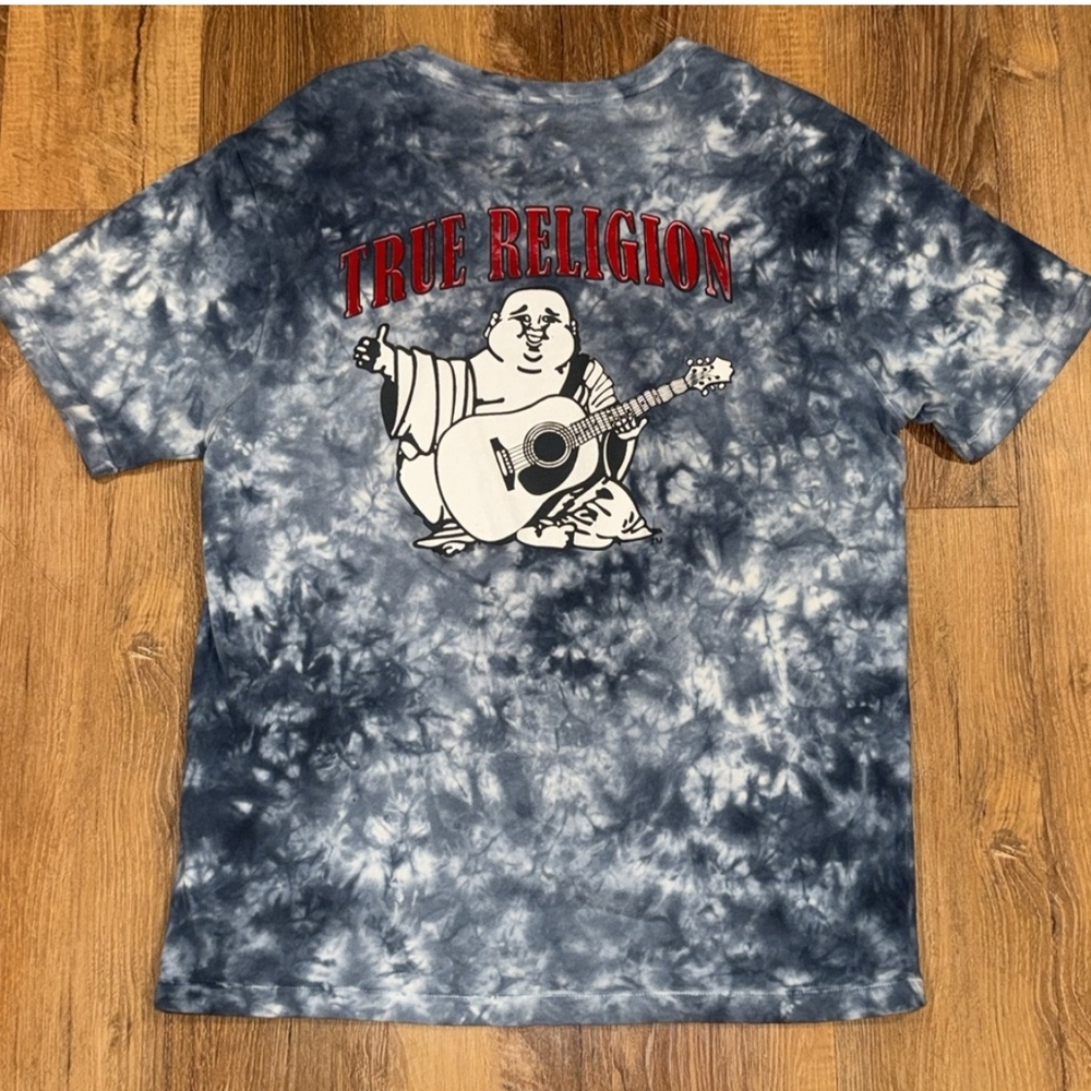 TRUE RELIGION Men's Tie-Dye Guitarist Buddha & Horseshoe Logo T-Shirt. (Size: M)